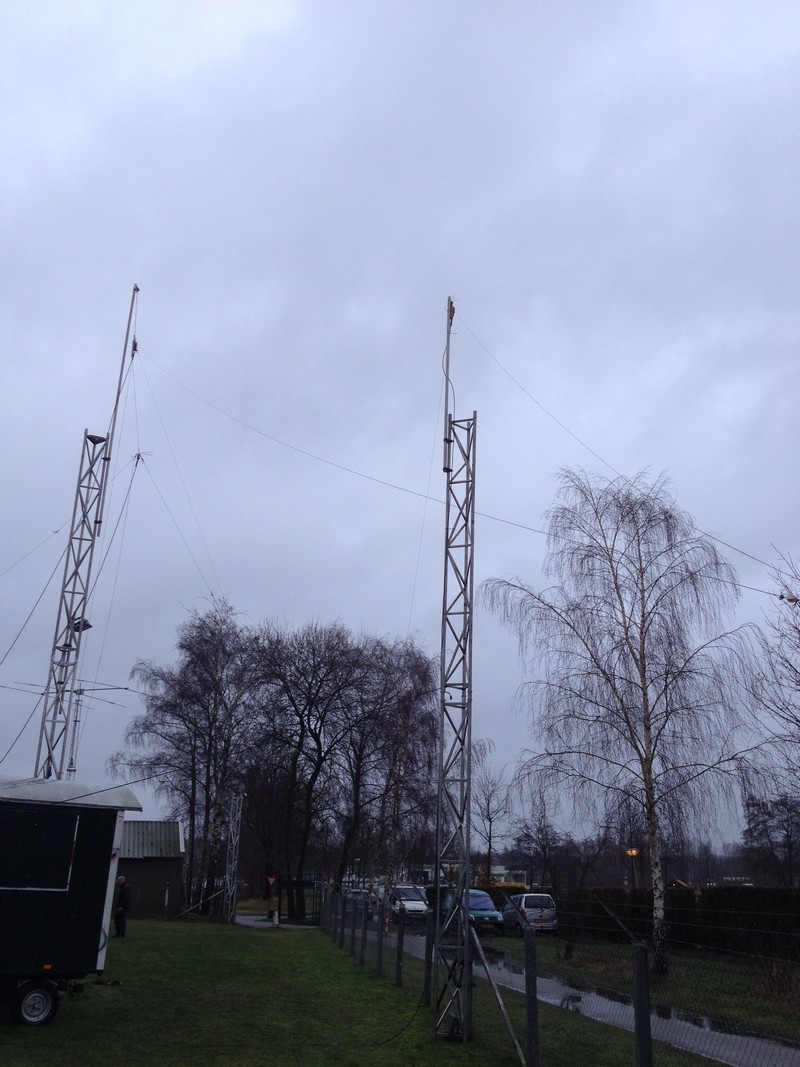 Links de 80en 15m dipool en rechts de 40m mast/dipool.